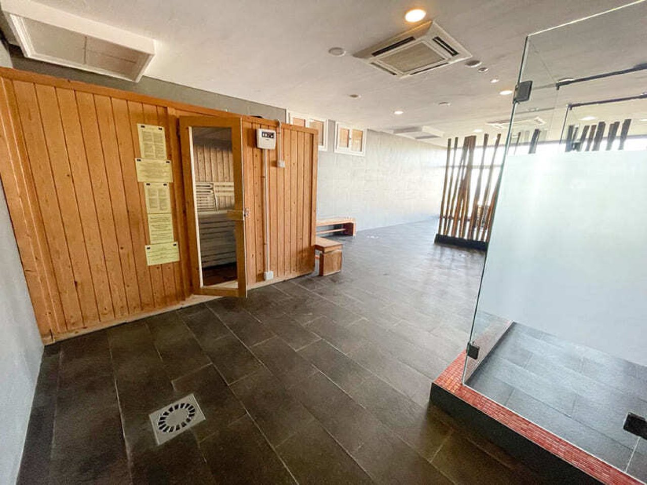 Wellness-Oase mit integrierter Sauna und professioneller Ausstattung