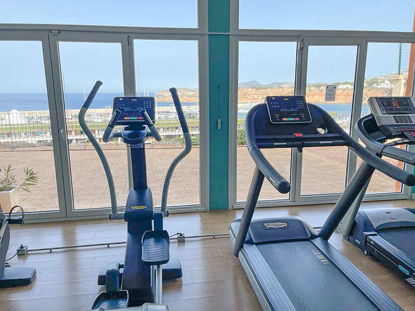 Fitness-Studio mit Panoramablick auf Meer und Küstenlandschaft