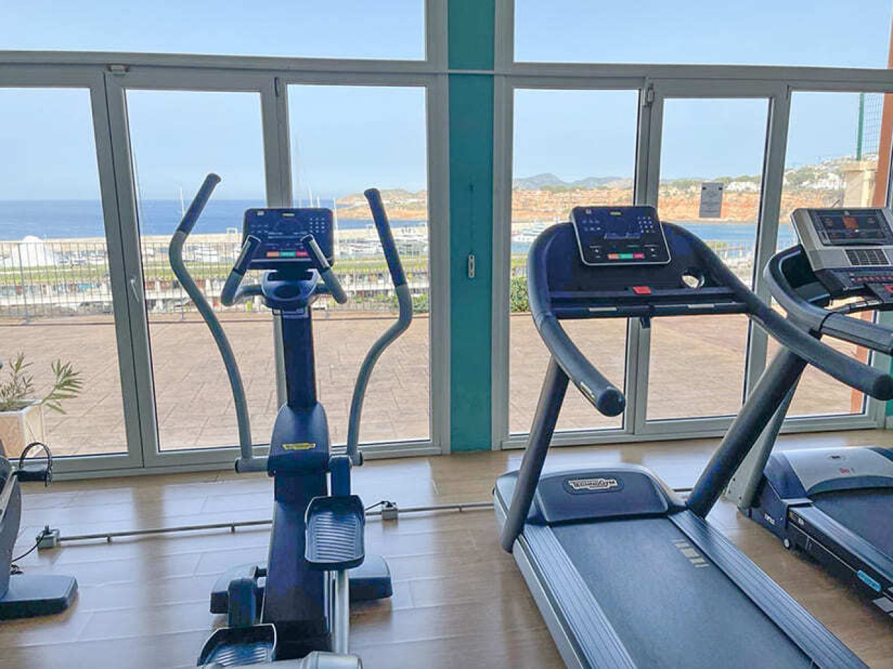Fitness-Studio mit Panoramablick auf Meer und Küstenlandschaft