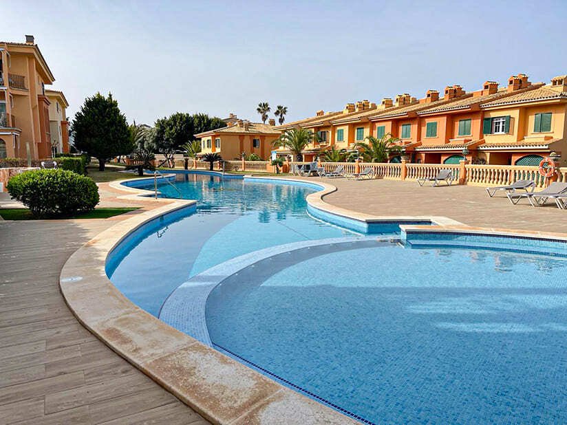 Exklusive Poolanlage mit Kinderbecken und großzügigen Freizeitflächen