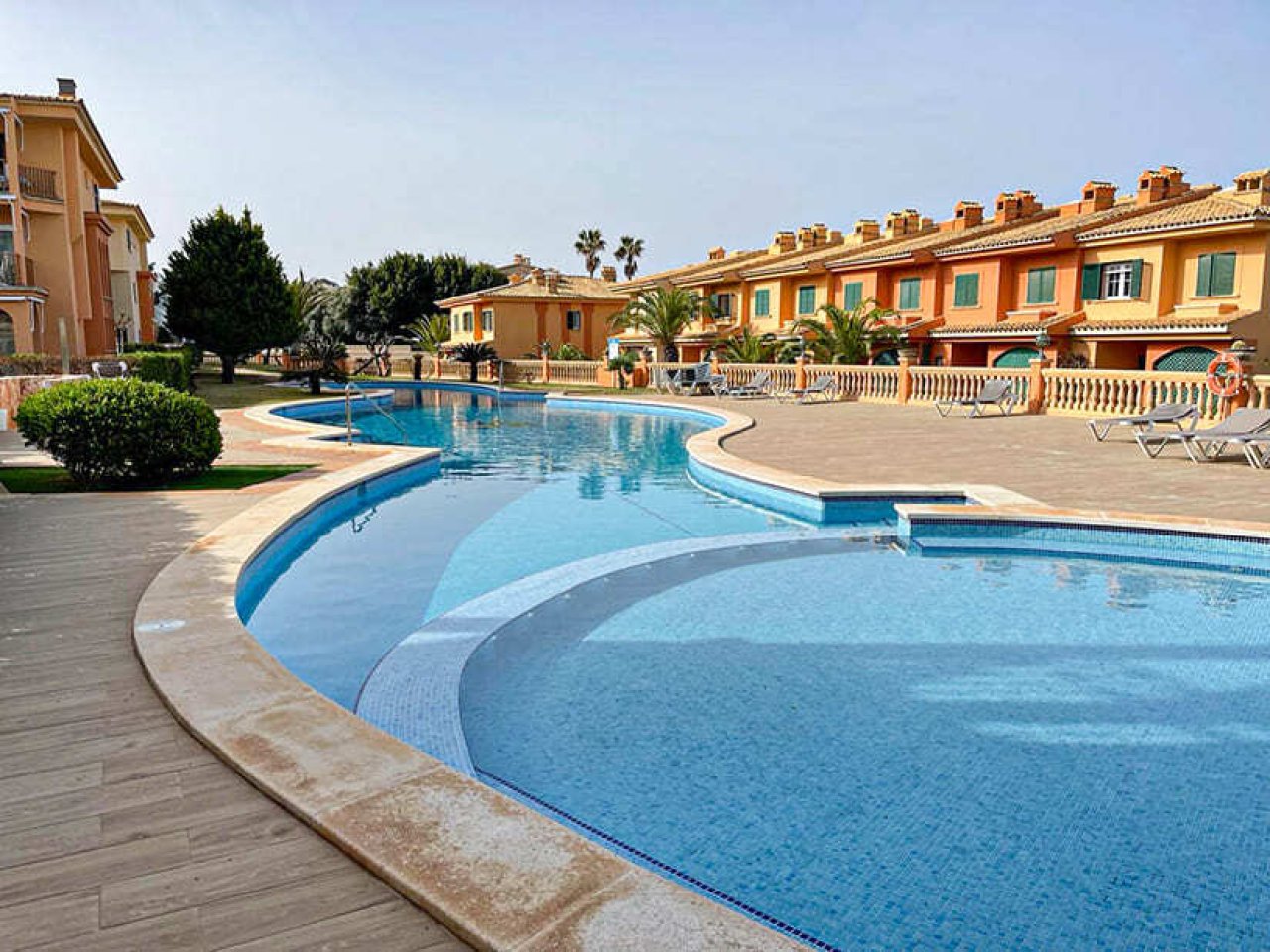 Exklusive Poolanlage mit Kinderbecken und großzügigen Freizeitflächen