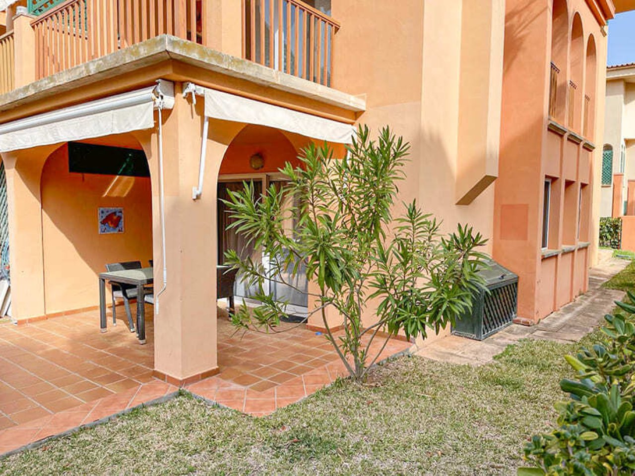 Überdachte Terrasse mit direktem Zugang zum Wohnbereich und flexiblem Außenraum