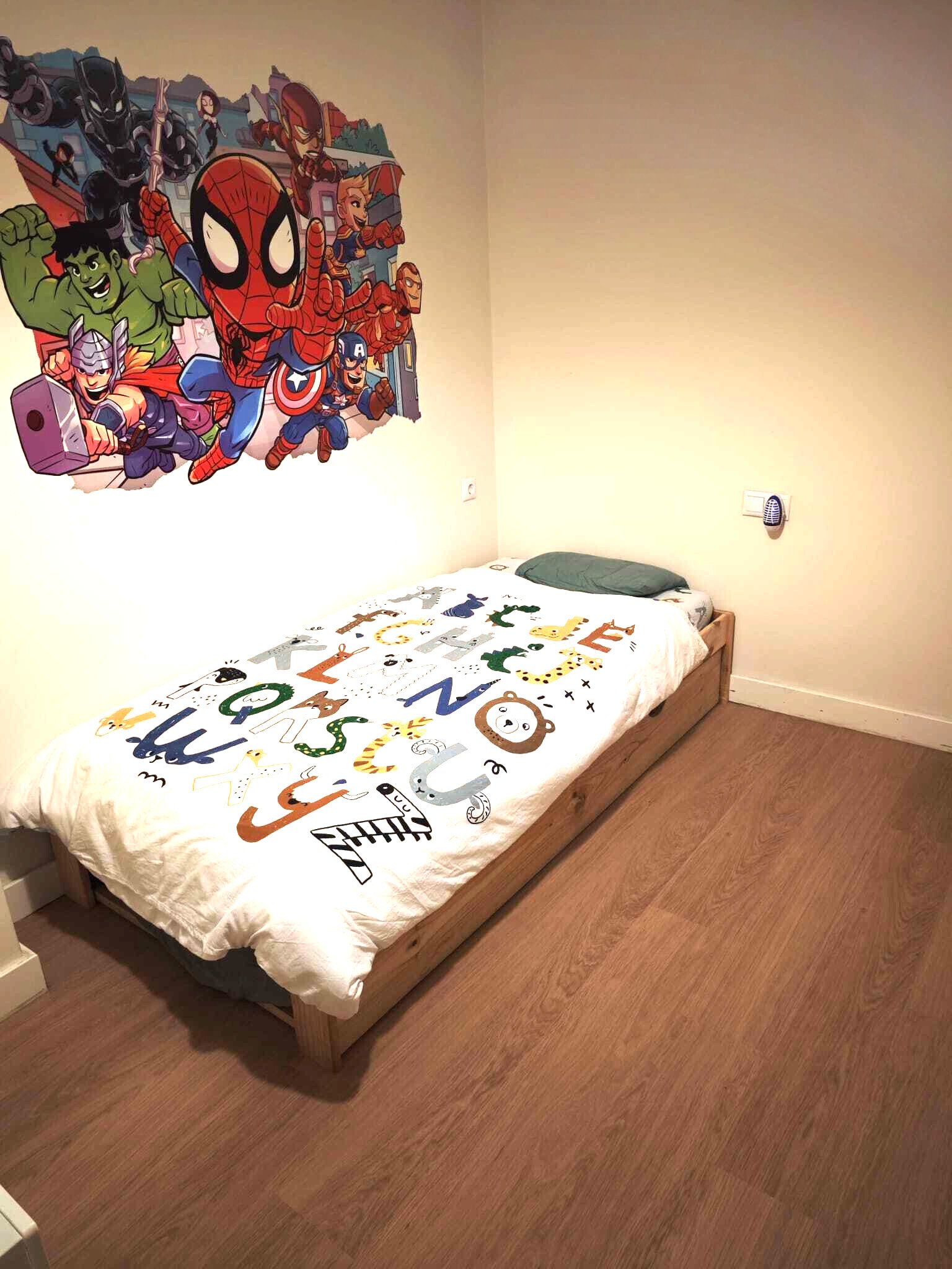 Kinderzimmer mit praktischem Grundriss und robustem Parkettboden