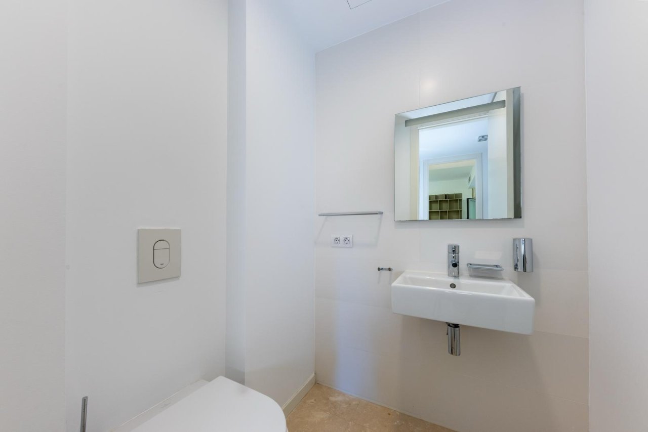 Modernes Gäste-WC mit wandhängendem WC, Wandspiegel und praktischer Steckdosenanlage Modernes Gäste-WC mit wandhängendem WC, Wandspiegel und praktischer Steckdosenanlage