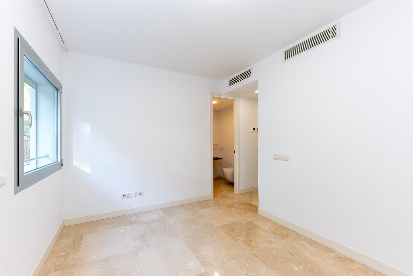 Helles Schlafzimmer mit direktem Badezimmeranschluss und moderner Klimaanlage Helles Schlafzimmer mit direktem Badezimmeranschluss und moderner Klimaanlage