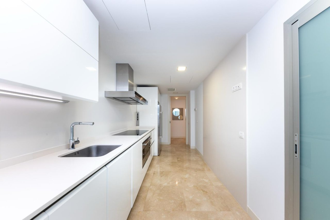 Moderne Galeerenküche mit hochwertiger Ausstattung und optimaler Arbeitsabfolge Moderne Galeerenküche mit hochwertiger Ausstattung und optimaler Arbeitsabfolge