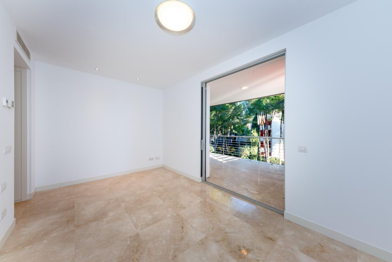 Helles Schlafzimmer mit raumhohen Glasschiebetüren und direktem Balkonzugang Helles Schlafzimmer mit raumhohen Glasschiebetüren und direktem Balkonzugang