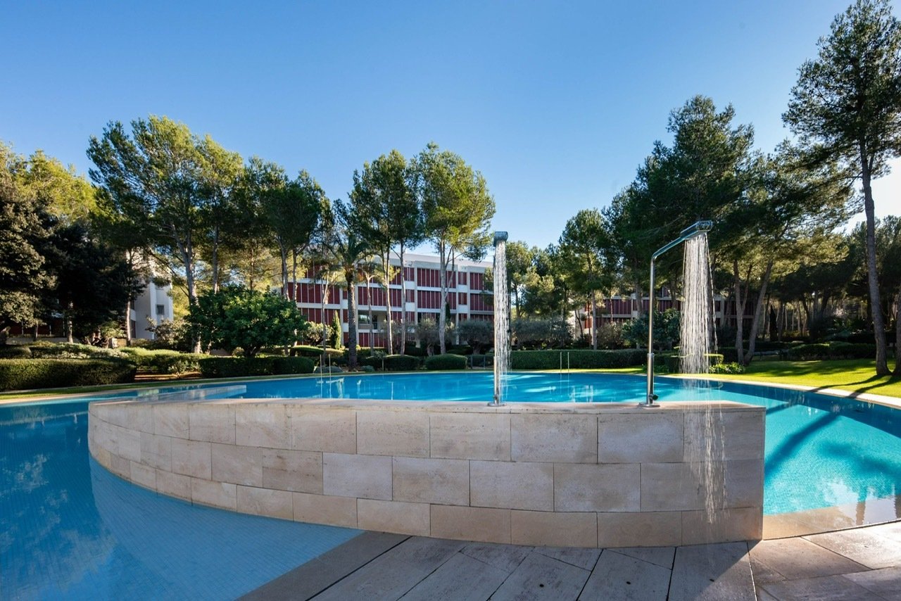 Poolanlage mit eleganter Wasserspielzone und parkähnlichem Grünflächenensemble Poolanlage mit eleganter Wasserspielzone und parkähnlichem Grünflächenensemble