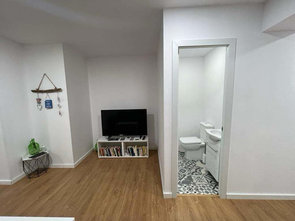 Praktisches Anteils-Badezimmer mit direktem Zugang vom Wohnbereich Praktisches Anteils-Badezimmer mit direktem Zugang vom Wohnbereich