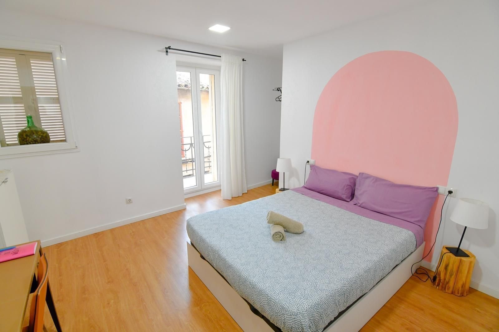 Schlafzimmer mit Balkonzugang und durchdachtem Raumzuschnitt Schlafzimmer mit Balkonzugang und durchdachtem Raumzuschnitt