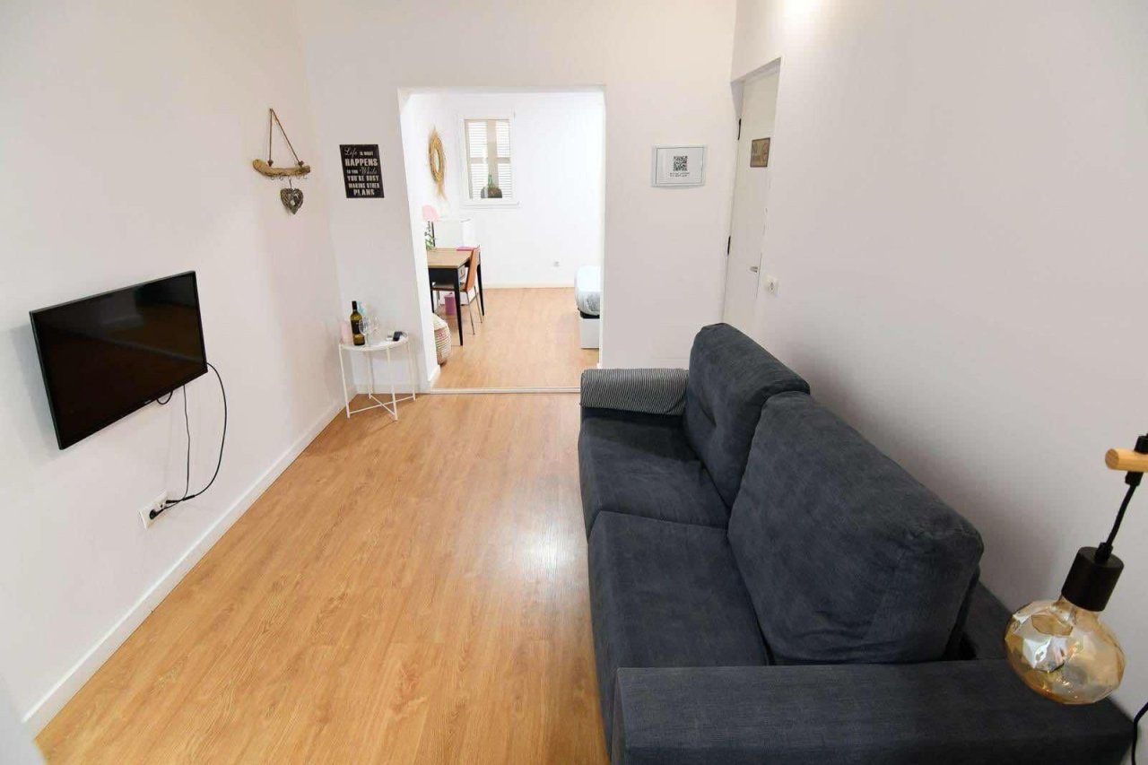 Wohnzimmer mit offener Raumgestaltung und direktem Zugang zu weiteren Wohnbereichen Wohnzimmer mit offener Raumgestaltung und direktem Zugang zu weiteren Wohnbereichen