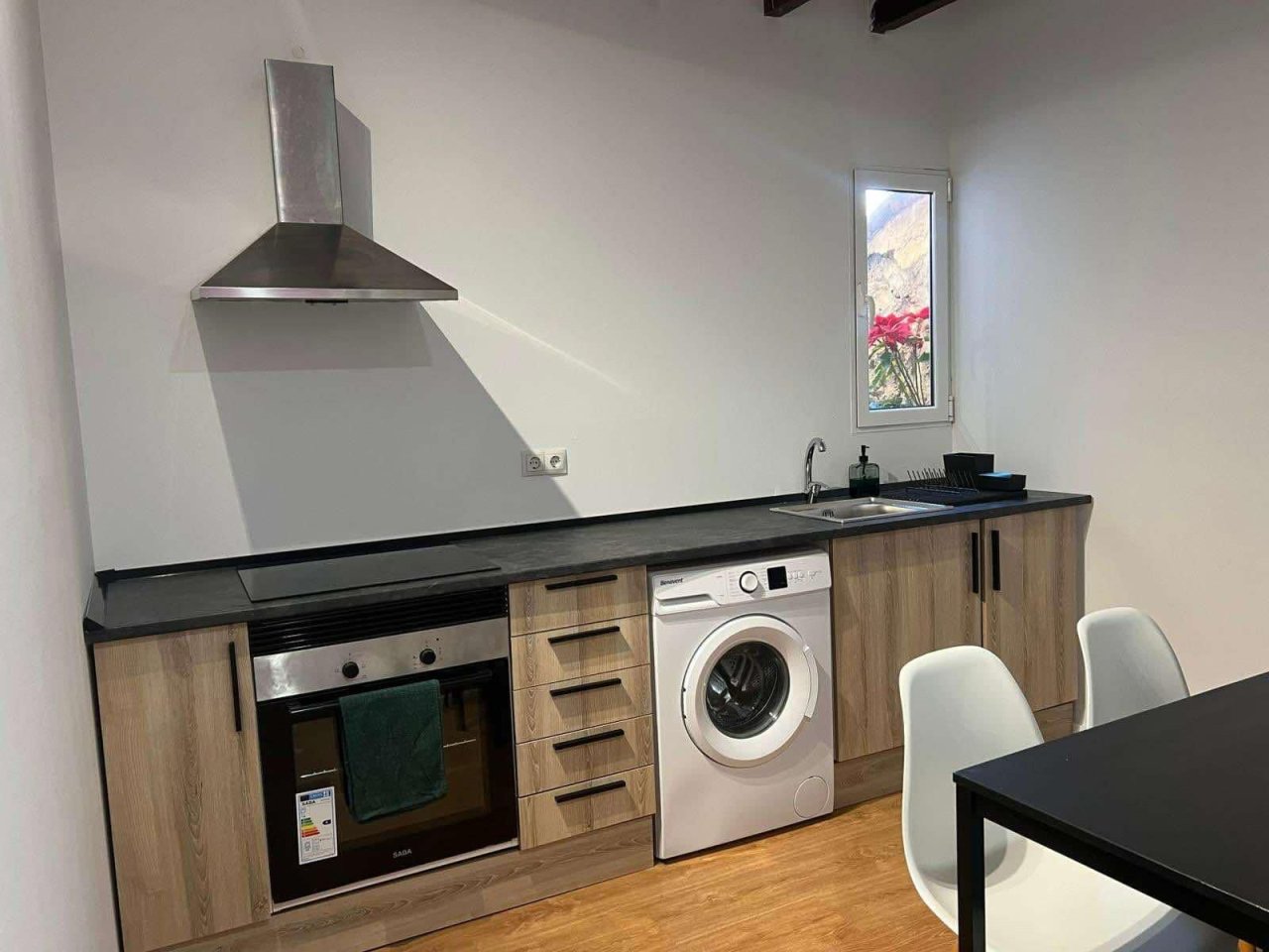 Moderne Küche mit integrierter Waschmaschine und hochwertiger Ausstattung Moderne Küche mit integrierter Waschmaschine und hochwertiger Ausstattung