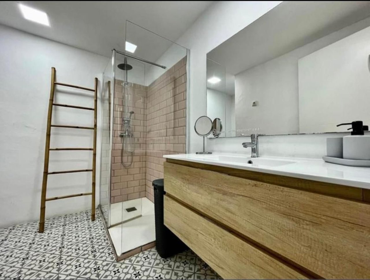 Modernes Badezimmer mit begehbarer Dusche und großflächigem Spiegelbereich Modernes Badezimmer mit begehbarer Dusche und großflächigem Spiegelbereich