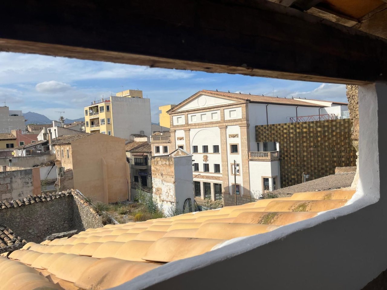 Dachterrasse mit Panoramablick über die Altstadt und integriertem Sonnenschutzsystem Dachterrasse mit Panoramablick über die Altstadt und integriertem Sonnenschutzsystem