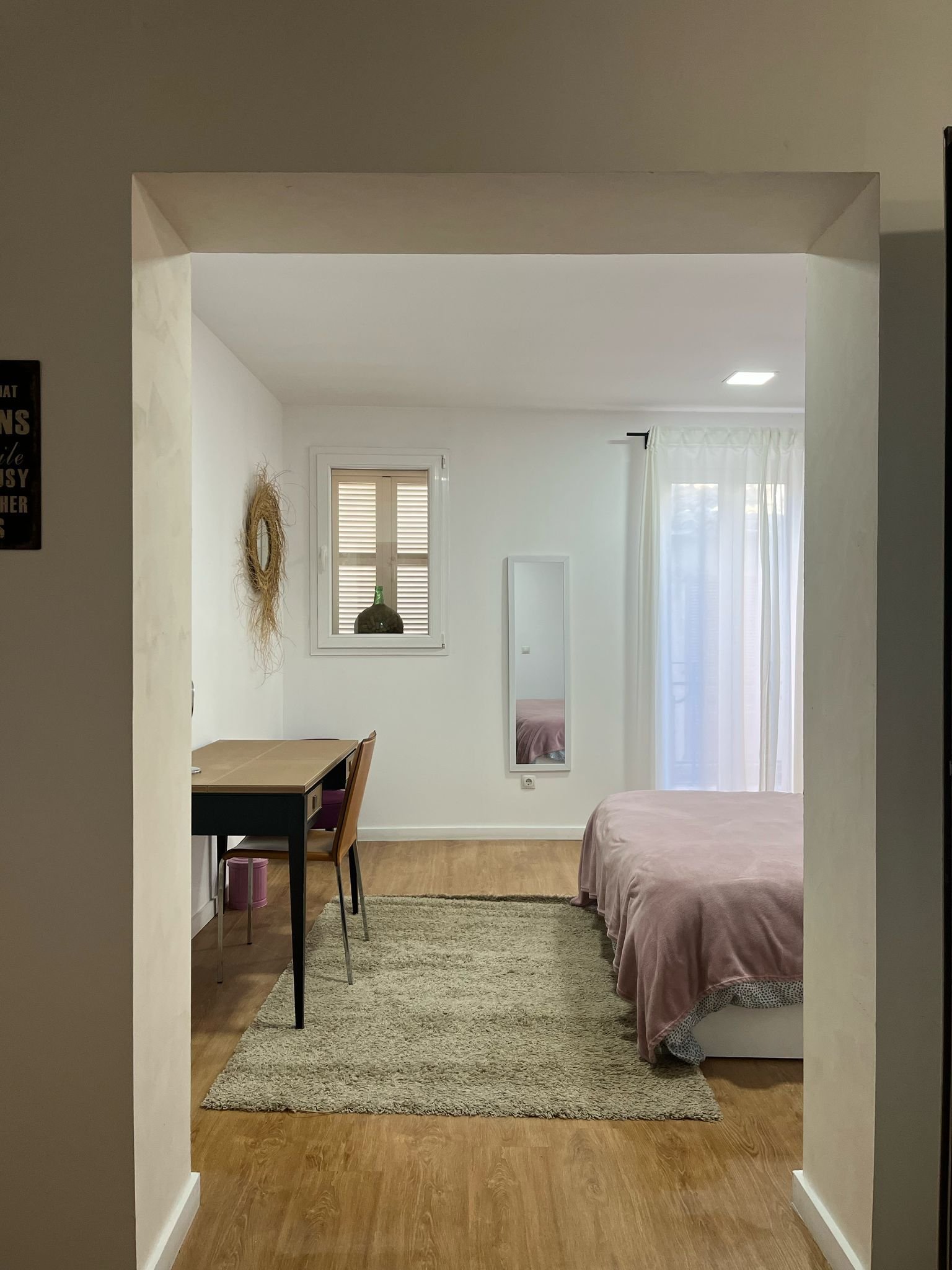 Multifunktionales Zimmer mit flexibler Raumnutzung – Schlaf- und Arbeitsbereich in Harmonie Multifunktionales Zimmer mit flexibler Raumnutzung – Schlaf- und Arbeitsbereich in Harmonie