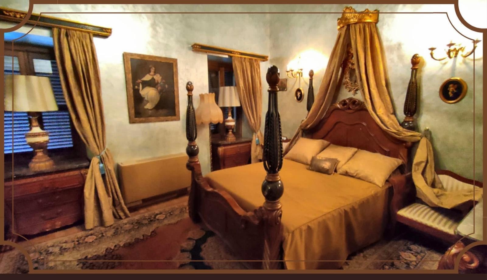 Herrschaftliches Schlafzimmer mit Himmelsbett und eleganten Stuckdecken Herrschaftliches Schlafzimmer mit Himmelsbett und eleganten Stuckdecken