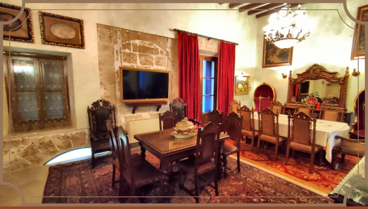 Repräsentatives Wohnzimmer mit authentischer Steinwand und eleganter Kassettendecke Repräsentatives Wohnzimmer mit authentischer Steinwand und eleganter Kassettendecke
