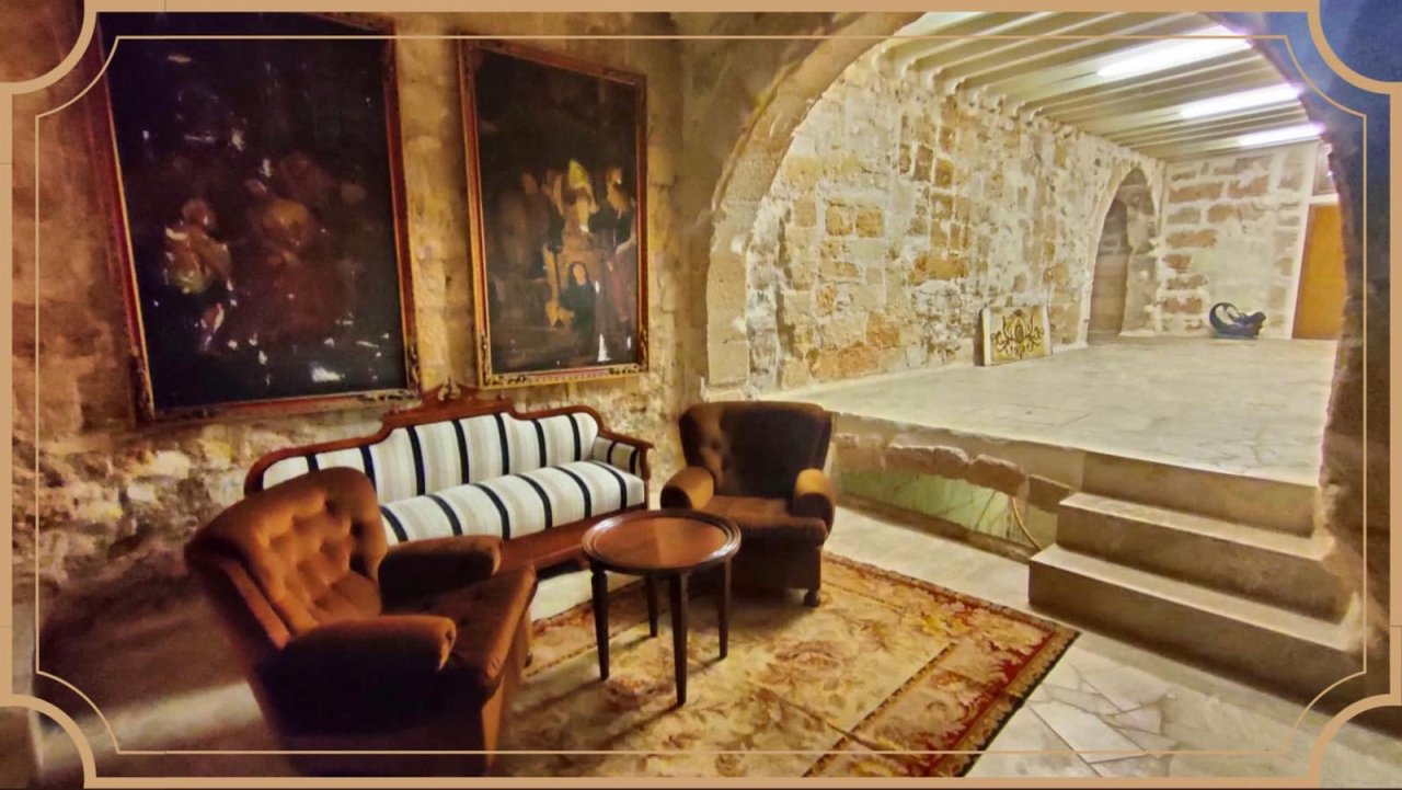 Historisches Gewölbezimmer mit authentischer Steinarchitektur und Natursteinwänden Historisches Gewölbezimmer mit authentischer Steinarchitektur und Natursteinwänden