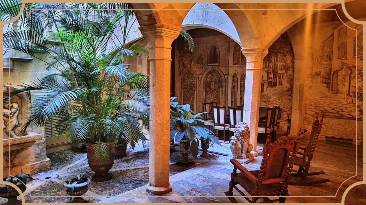 Herrschaftlicher Innenhof mit eleganten Säulenarkaden und Gewölbedecken Herrschaftlicher Innenhof mit eleganten Säulenarkaden und Gewölbedecken
