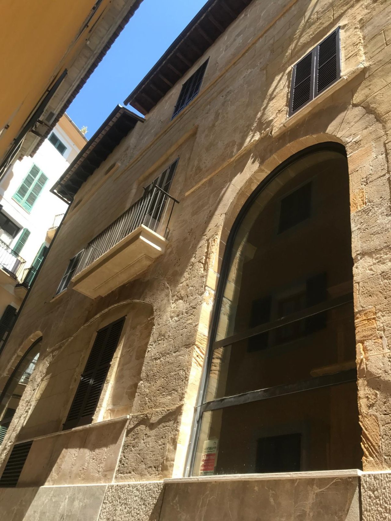 Charaktervolle Fassade mit eleganten Rundbogenöffnungen und authentischer Natursteinstruktur Charaktervolle Fassade mit eleganten Rundbogenöffnungen und authentischer Natursteinstruktur