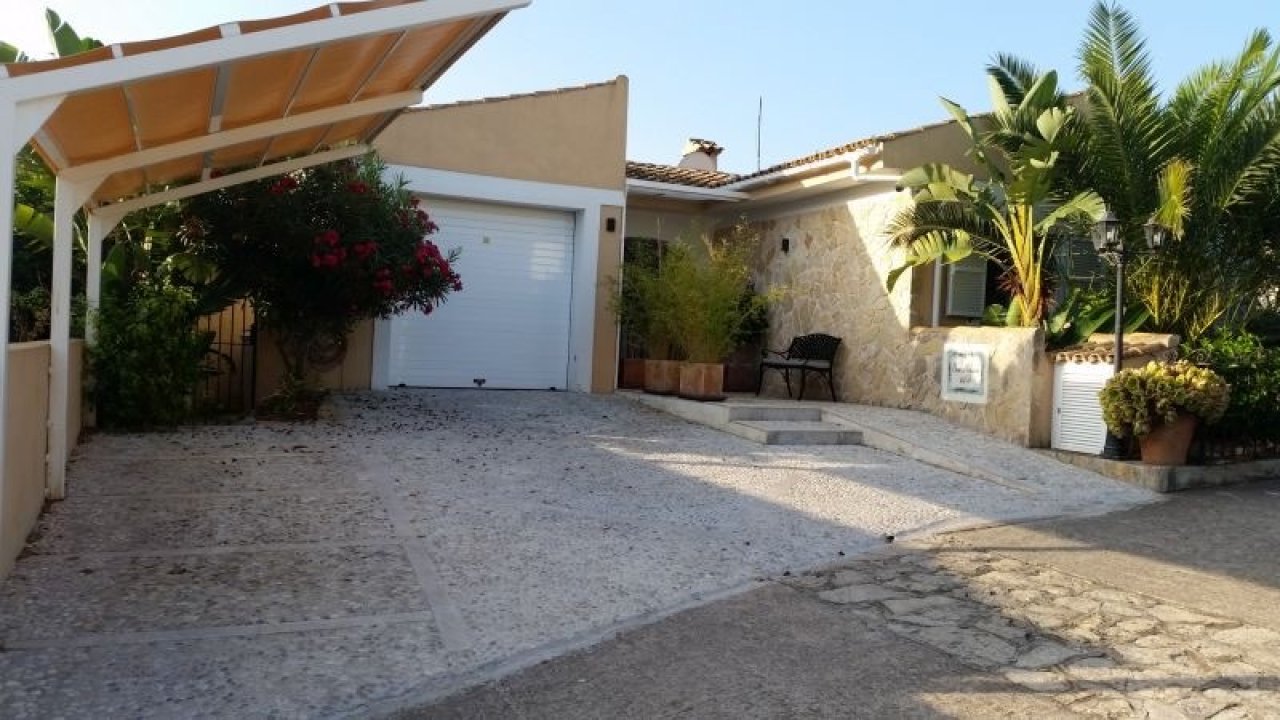Einfahrt mit Garage Einfahrt mit Garage