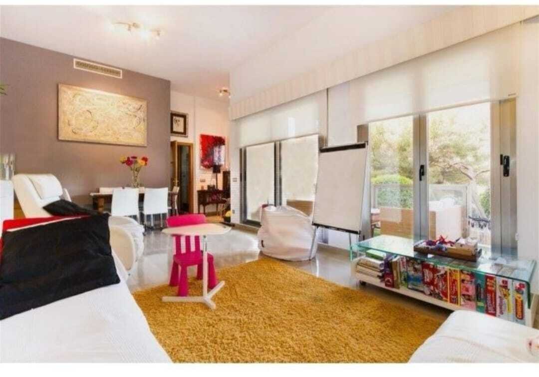 Helles Schlafzimmer mit begehbarem Kleiderschrank und direktem Zugang zum Wohnbereich Helles Schlafzimmer mit begehbarem Kleiderschrank und direktem Zugang zum Wohnbereich
