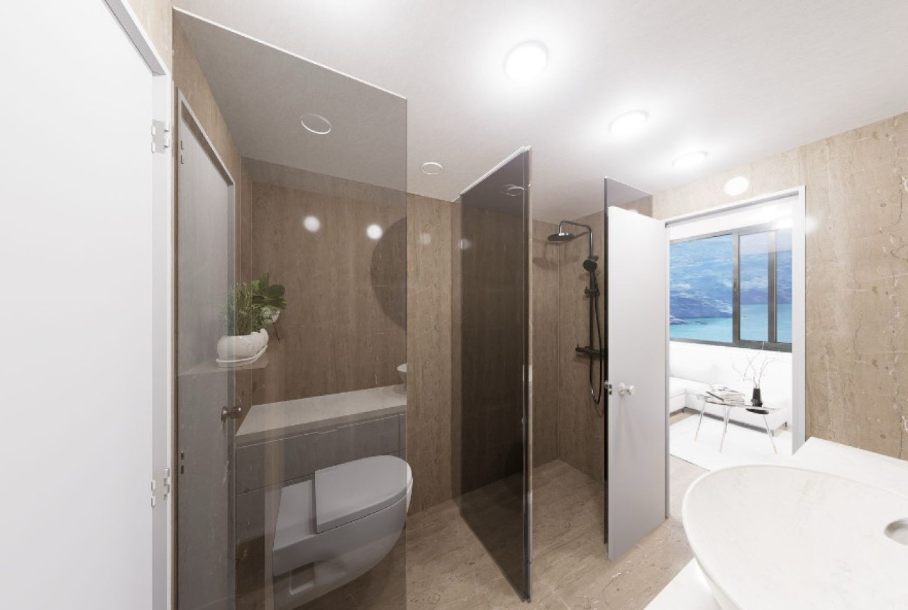 Luxuriöses Badezimmer mit begehbarer Dusche und freistehender Wanne