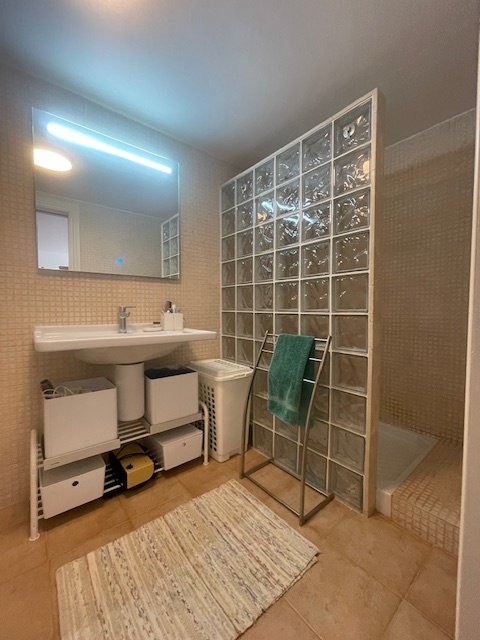 Modernes Badezimmer mit begehbarer Dusche und praktischer Raumaufteilung Modernes Badezimmer mit begehbarer Dusche und praktischer Raumaufteilung