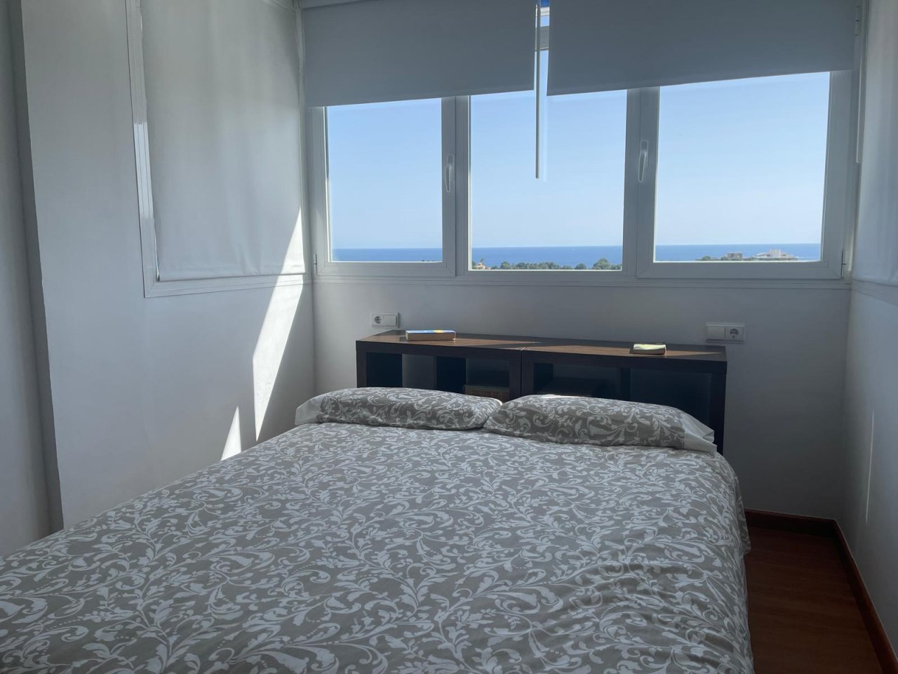 Schlafzimmer mit Panoramaverglasung und Meerblick Schlafzimmer mit Panoramaverglasung und Meerblick