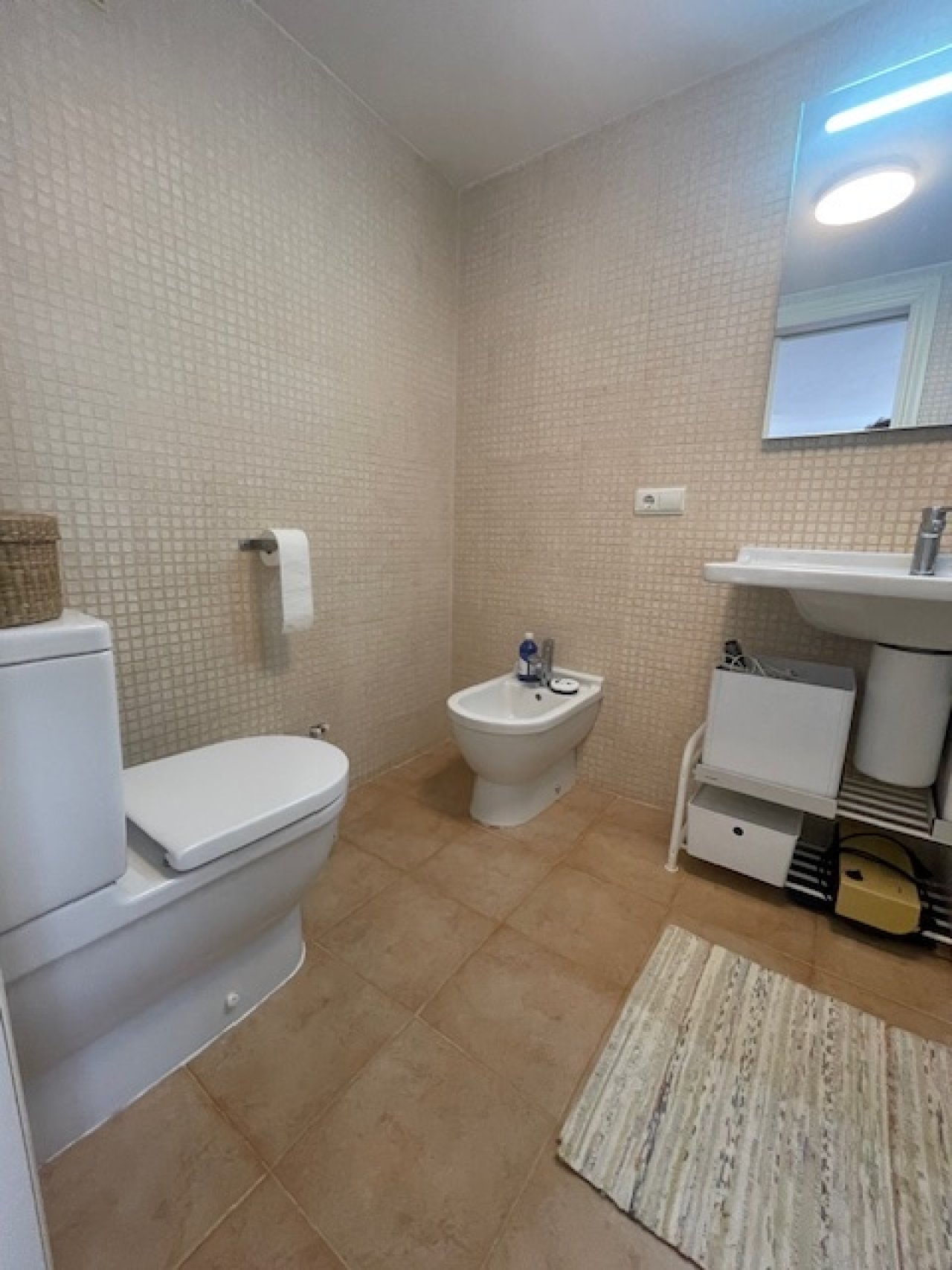 Funktionales Badezimmer mit separatem WC und Bidet Funktionales Badezimmer mit separatem WC und Bidet