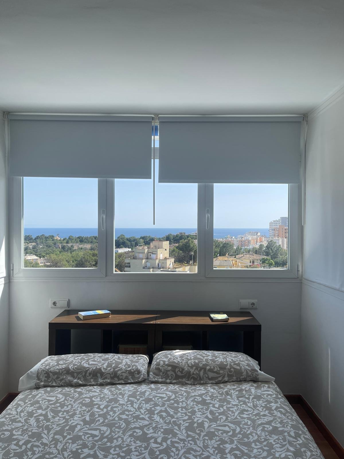 Schlafzimmer mit Panoramafenstern und Meerblick Schlafzimmer mit Panoramafenstern und Meerblick
