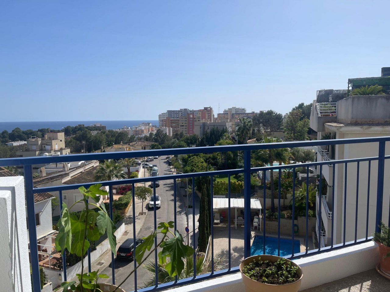 Erhöhte Terrasse mit Meerblick und Stahlgeländer Erhöhte Terrasse mit Meerblick und Stahlgeländer