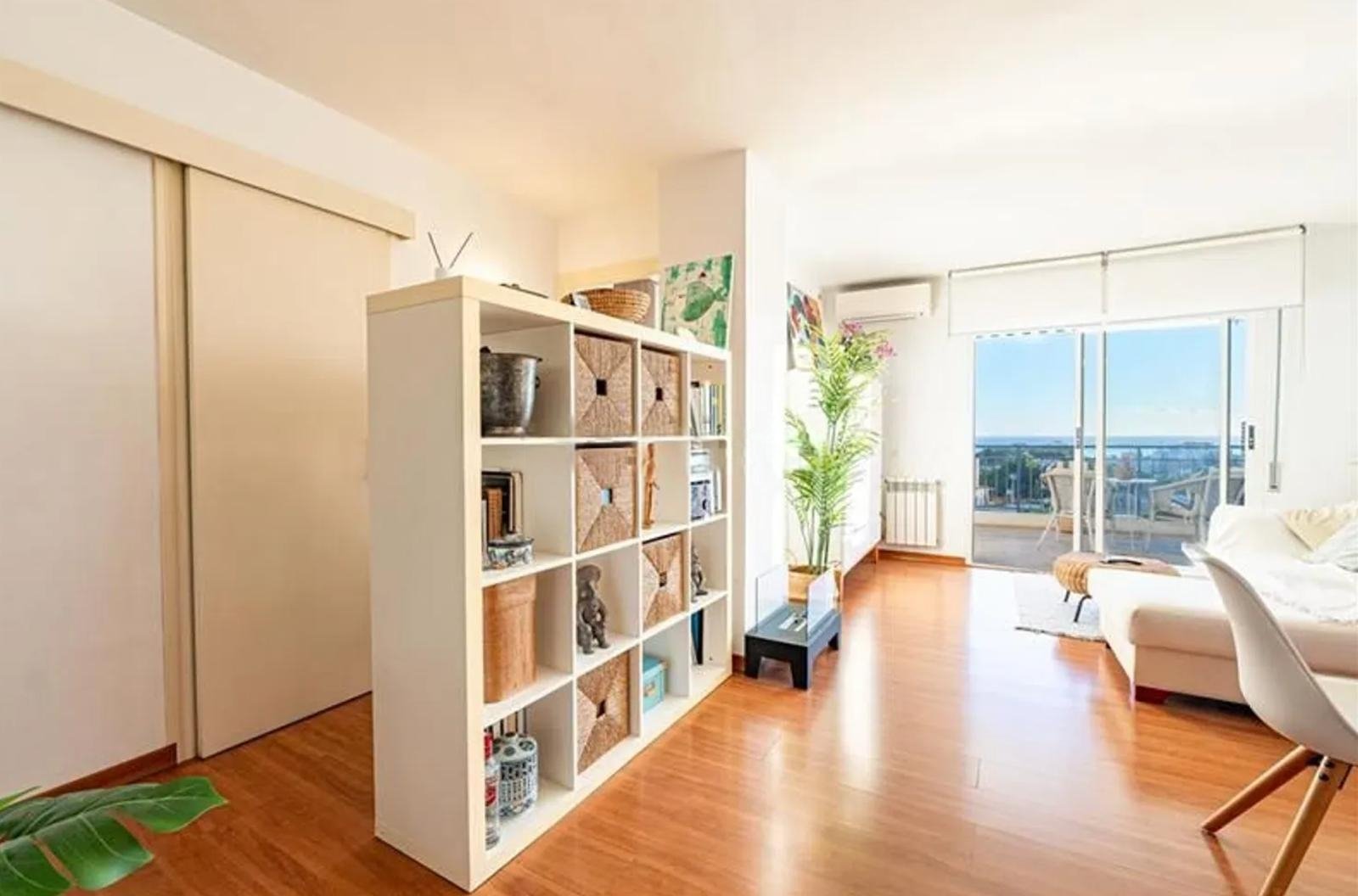 Helles Wohnzimmer mit intelligenter Raumaufteilung und Ausblick Helles Wohnzimmer mit intelligenter Raumaufteilung und Ausblick