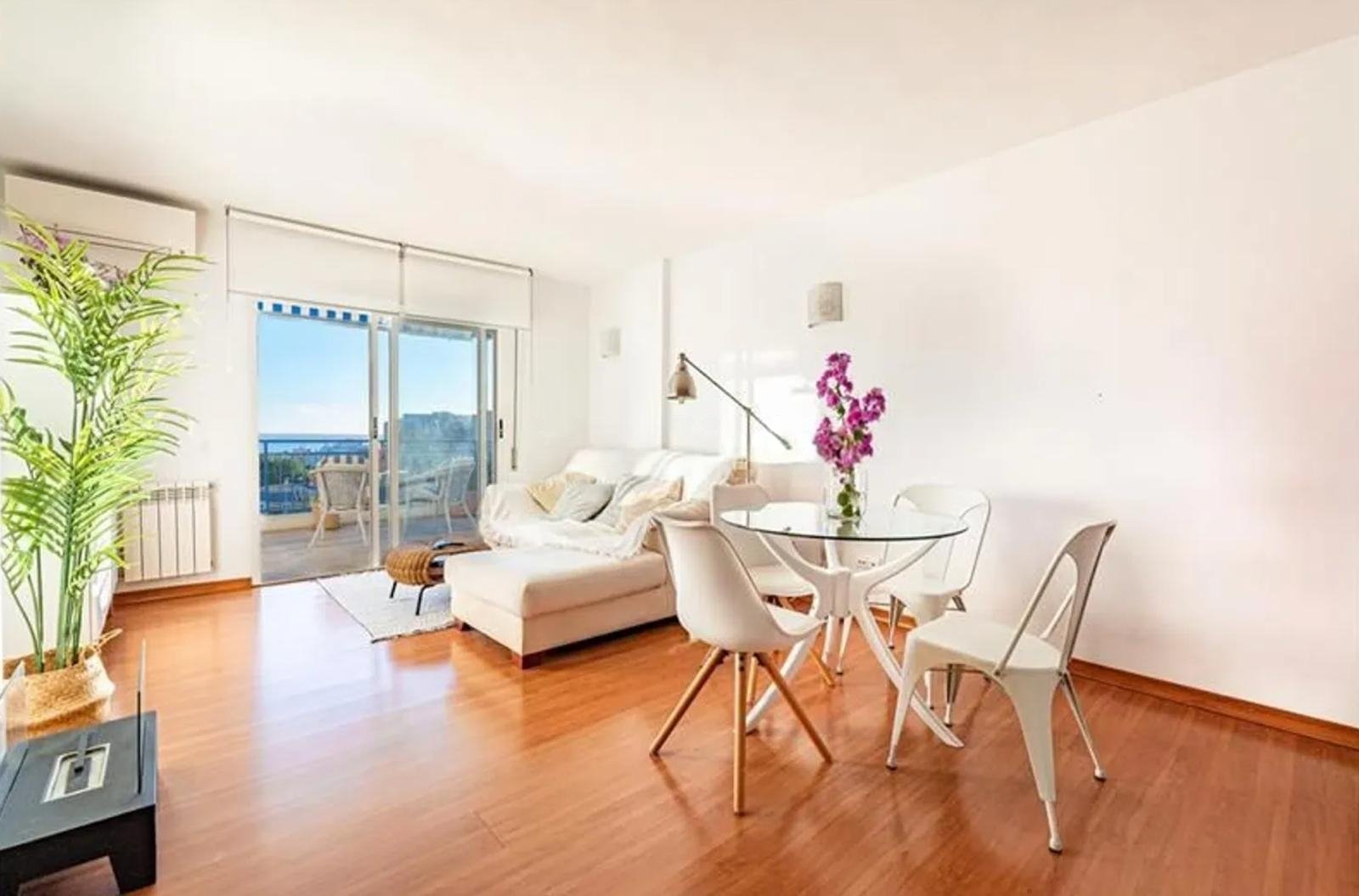 Helles Wohnzimmer mit direktem Terrassenzugang und Panoramablick Helles Wohnzimmer mit direktem Terrassenzugang und Panoramablick