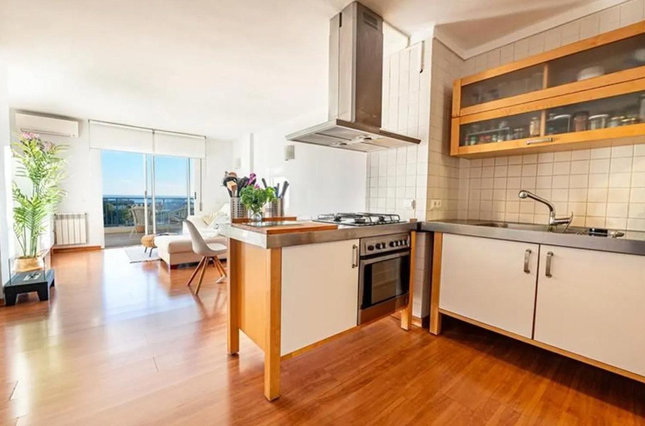 Moderne Küche mit Kochinsel und hochwertiger Ausstattung Moderne Küche mit Kochinsel und hochwertiger Ausstattung