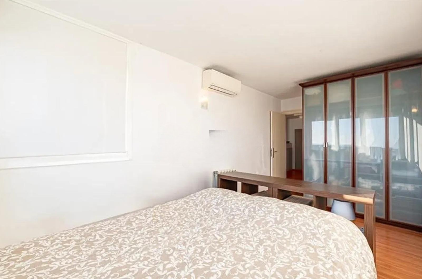 Schlafzimmer mit Klimaanlage und raumhohen Schiebetüren zum Balkon Schlafzimmer mit Klimaanlage und raumhohen Schiebetüren zum Balkon