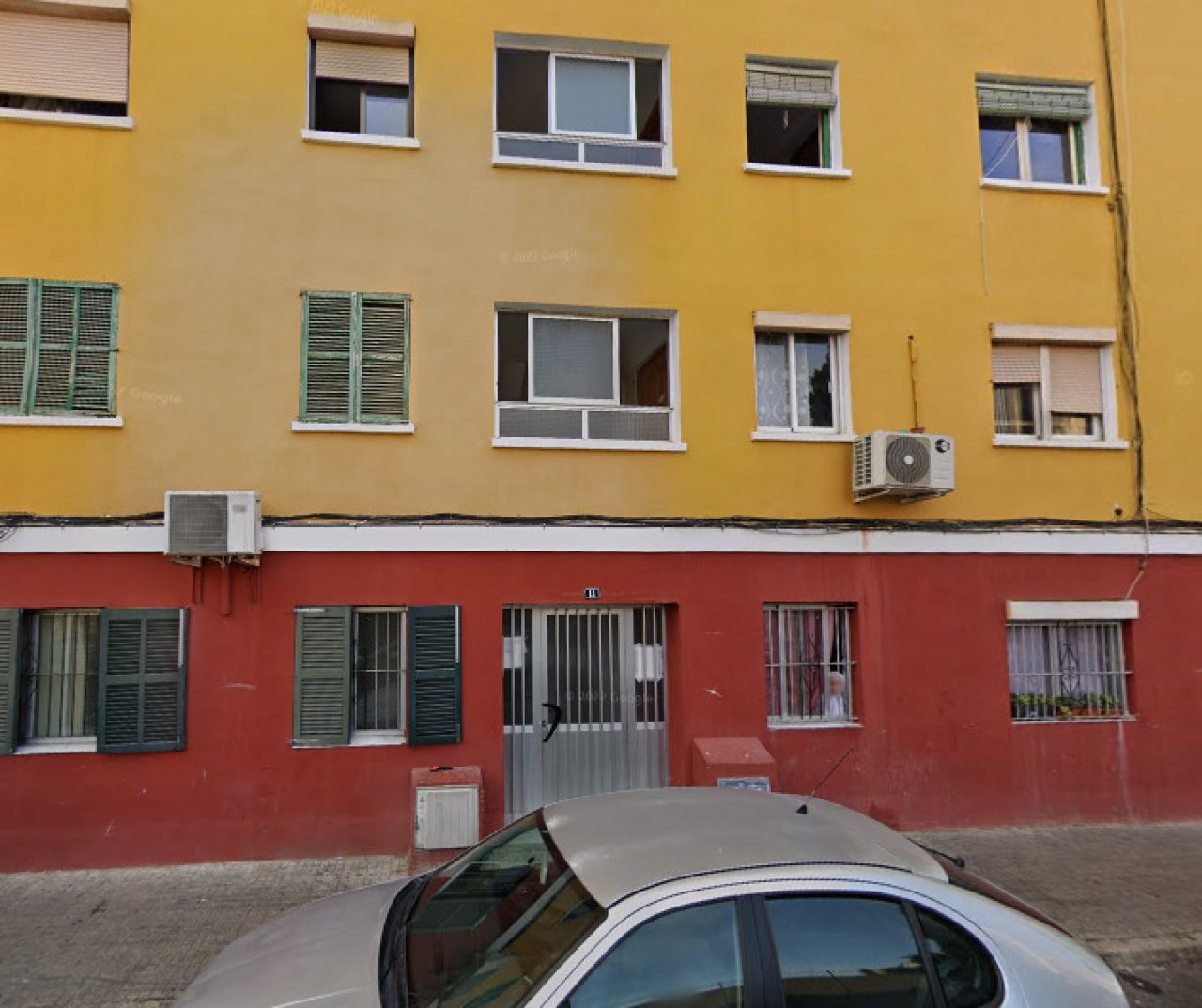 Mehrfamilienhaus mit vielfältigen Wohnmöglichkeiten und guter Fassadenstruktur Mehrfamilienhaus mit vielfältigen Wohnmöglichkeiten und guter Fassadenstruktur