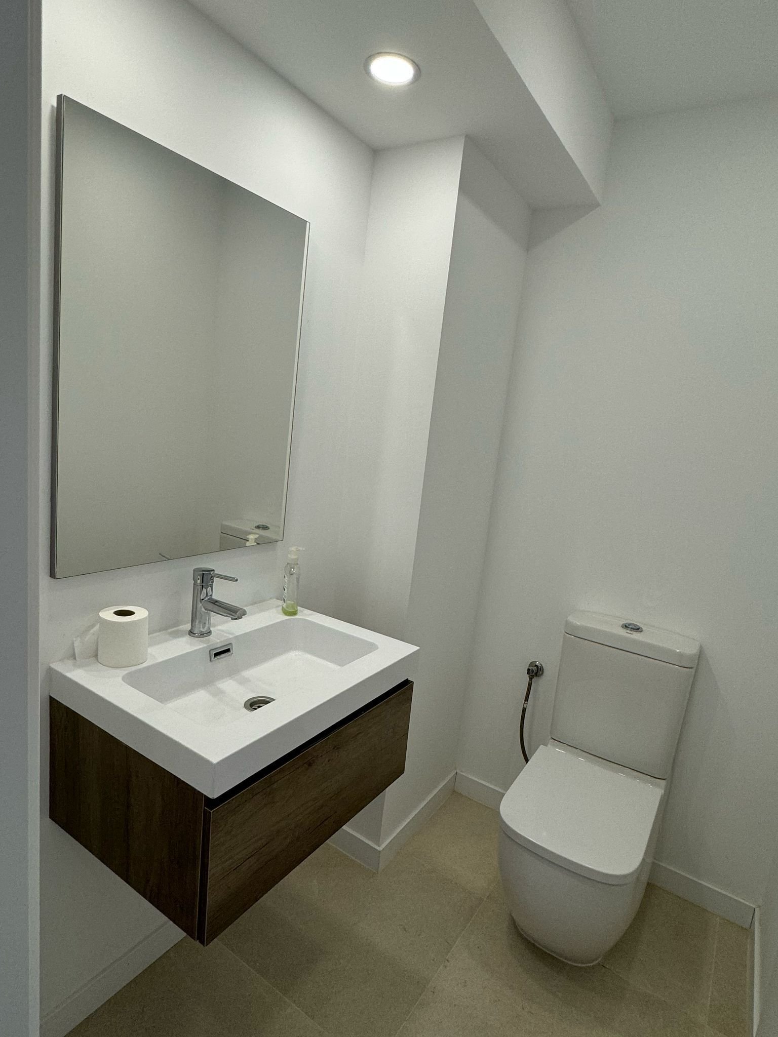 Modernes Gäste-WC mit praktischer Raumaufteilung und hochwertiger Sanitärausstattung Modernes Gäste-WC mit praktischer Raumaufteilung und hochwertiger Sanitärausstattung