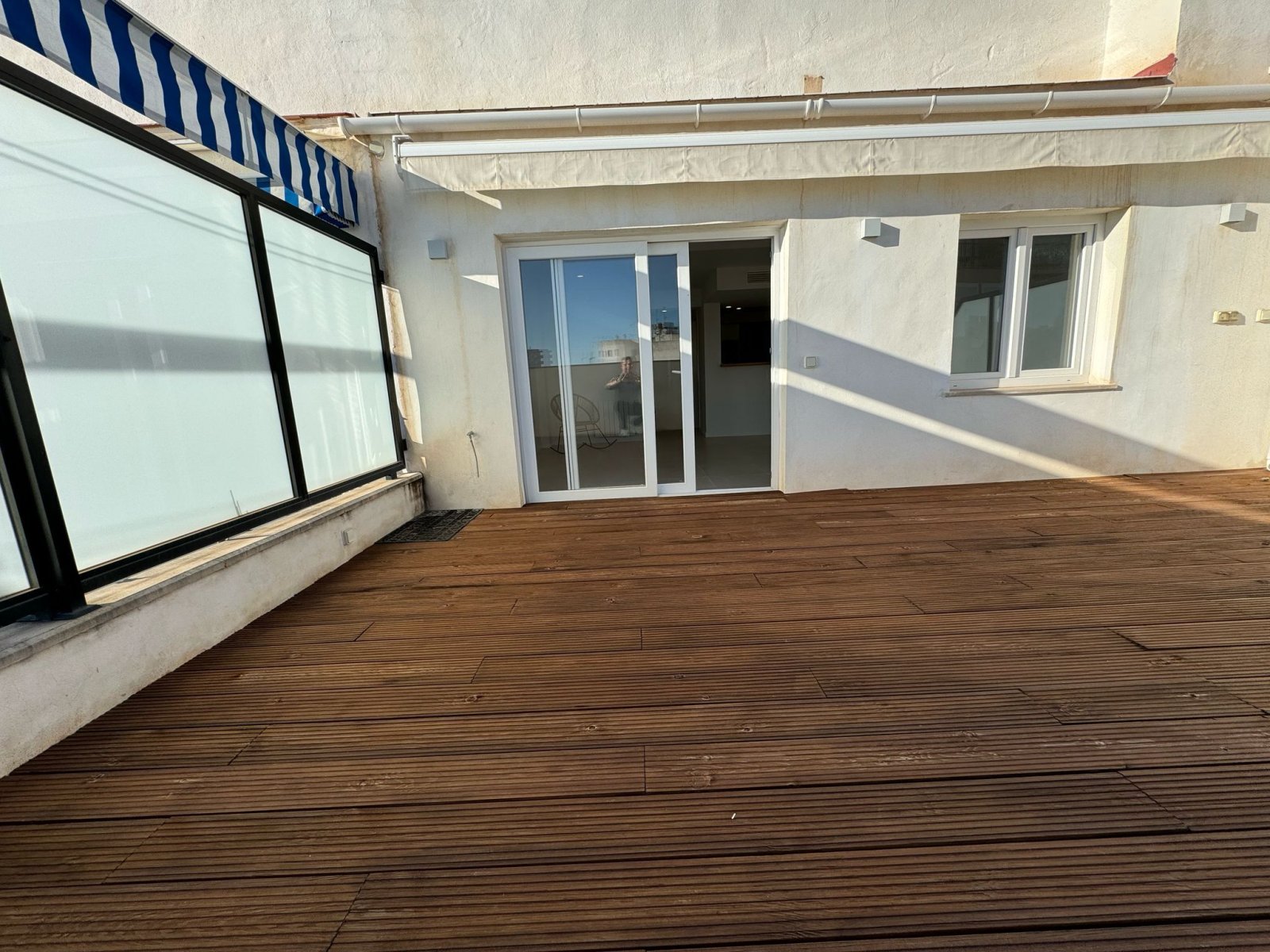 Sonnendurchflutete Terrasse mit hochwertiger Markisenanlage und direktem Wohnungseingang Sonnendurchflutete Terrasse mit hochwertiger Markisenanlage und direktem Wohnungseingang