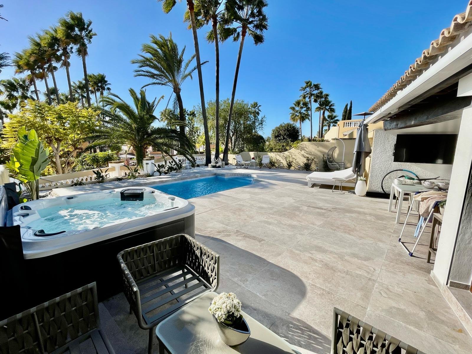Pool und Jacuzzi Pool und Jacuzzi