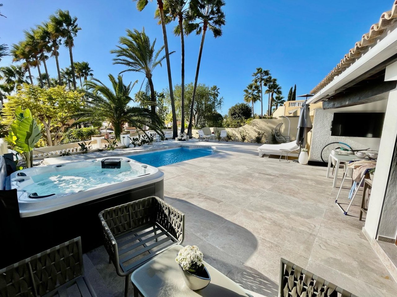 Pool und Jacuzzi Pool und Jacuzzi