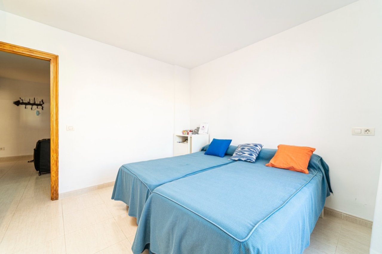 Helles Schlafzimmer mit großen Raumflächen und praktischem Stauraum