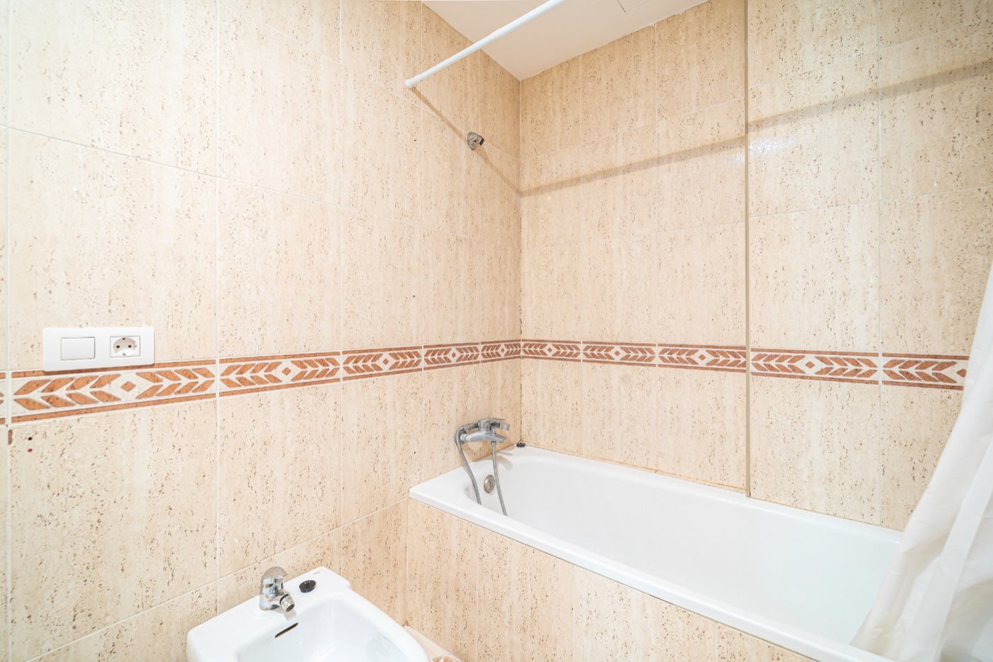 Badezimmer mit eleganter Fliesengestaltung und funktionaler Nasszelleneinteilung