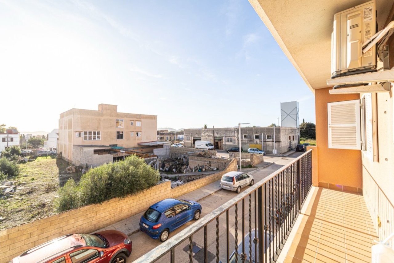 Balkon mit Weitblick und Klimaanlage – Idealer Rückzugsort mit freier Aussicht