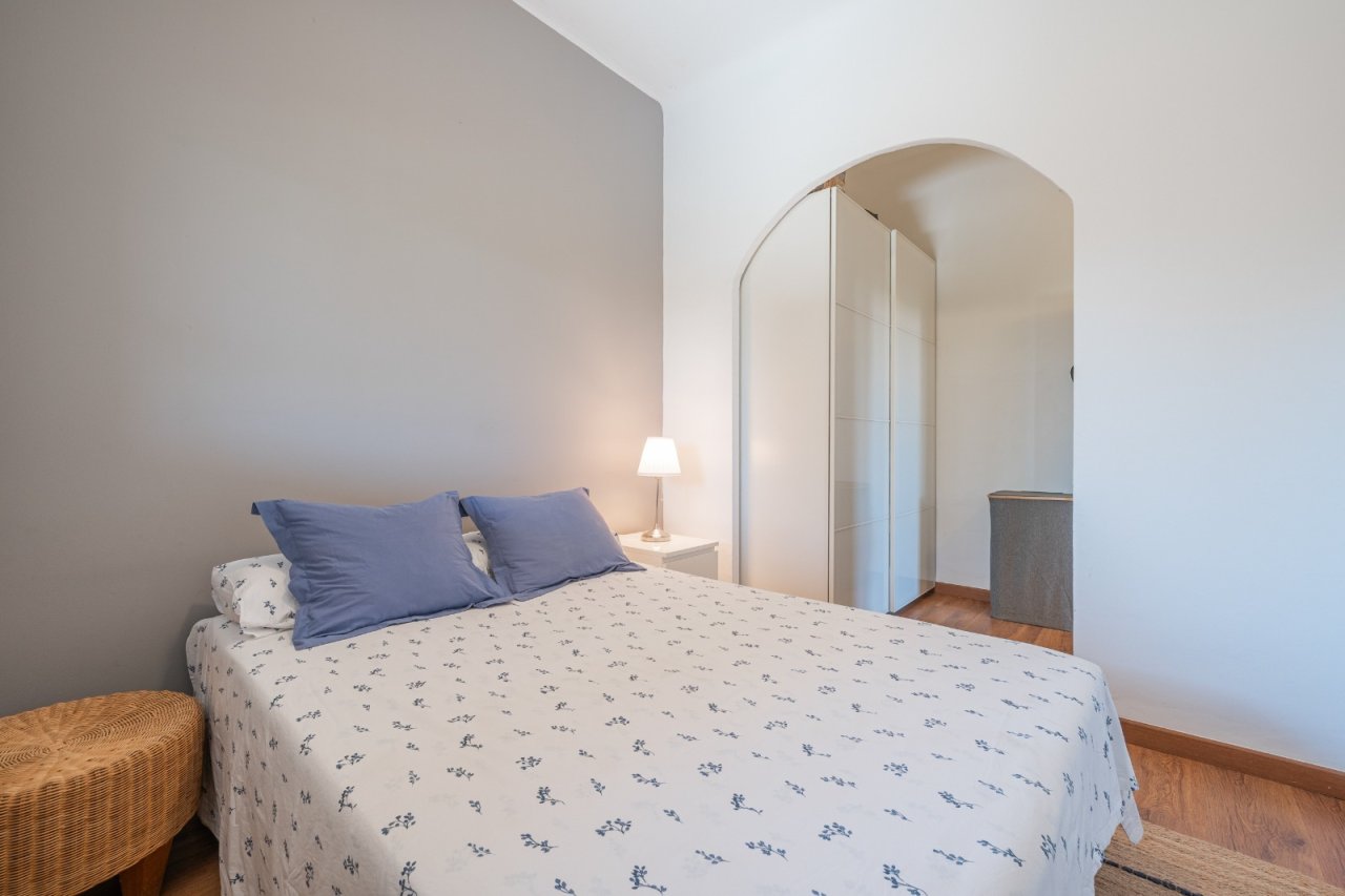 Schlafzimmer mit begehbarem Kleiderschrank und eleganter Bogenöffnung Schlafzimmer mit begehbarem Kleiderschrank und eleganter Bogenöffnung