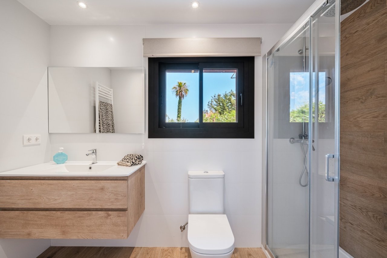 Modernes Badezimmer mit Doppelwaschtisch, bodengleicher Dusche und Panoramafenster mit Gartenblick Modernes Badezimmer mit Doppelwaschtisch, bodengleicher Dusche und Panoramafenster mit Gartenblick