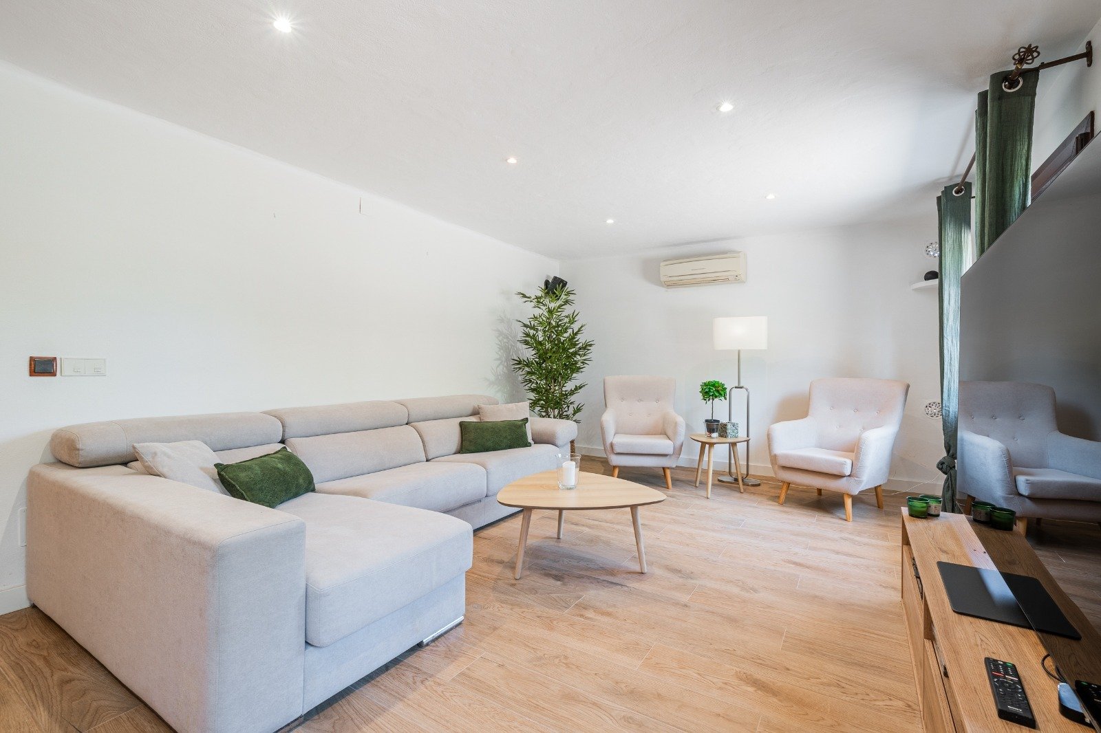 Lichtdurchflutetes Wohnzimmer mit moderner Klimaanlage und hochwertiger Ausstattung Lichtdurchflutetes Wohnzimmer mit moderner Klimaanlage und hochwertiger Ausstattung