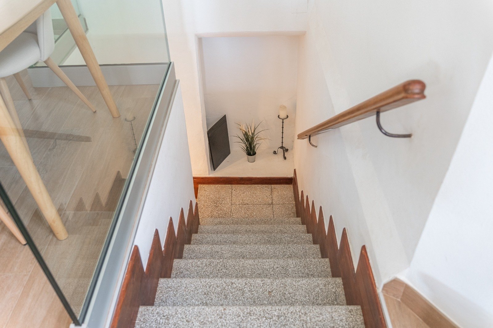 Elegante Treppenhalle mit Holzhandlauf und praktischer Wandgarderobe Elegante Treppenhalle mit Holzhandlauf und praktischer Wandgarderobe