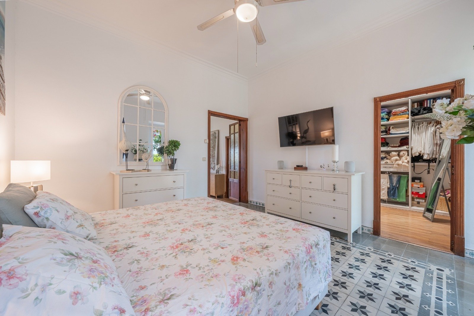 Geräumiges Hauptschlafzimmer mit begehbarem Ankleidezimmer und hoher Deckengestaltung Geräumiges Hauptschlafzimmer mit begehbarem Ankleidezimmer und hoher Deckengestaltung