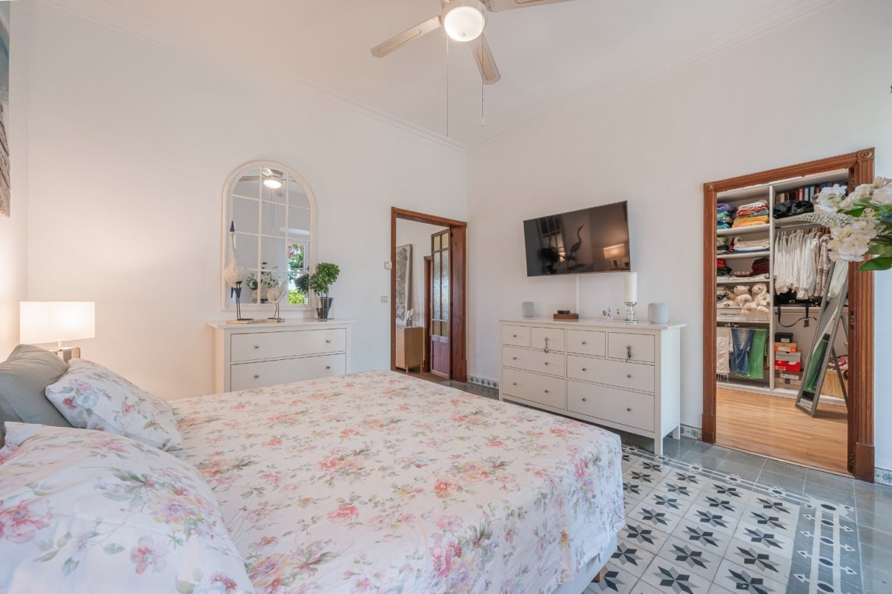 Geräumiges Hauptschlafzimmer mit begehbarem Ankleidezimmer und hoher Deckengestaltung Geräumiges Hauptschlafzimmer mit begehbarem Ankleidezimmer und hoher Deckengestaltung